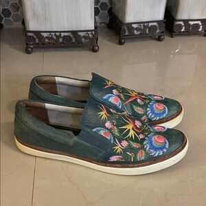VÉLEZ Artisan Floral Embroidered Leather
Sneakers Size 38